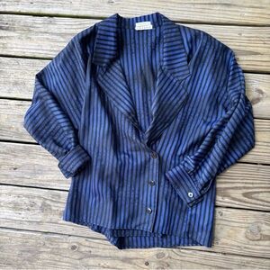 VTG Tahari 100% Wool Avant Garde Button
Front Top